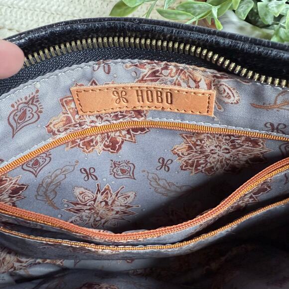 HOBO INTERNATIONAL Women's Banjo Leather Crossbody Bag Black Brown Detailing - Picture 9 of 16